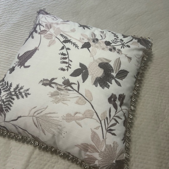 EASTERN ACCENTS / NAOMI FLORAL ACCENT PILLOW IN LILAC (2 Pillows) - Picture 4 of 16